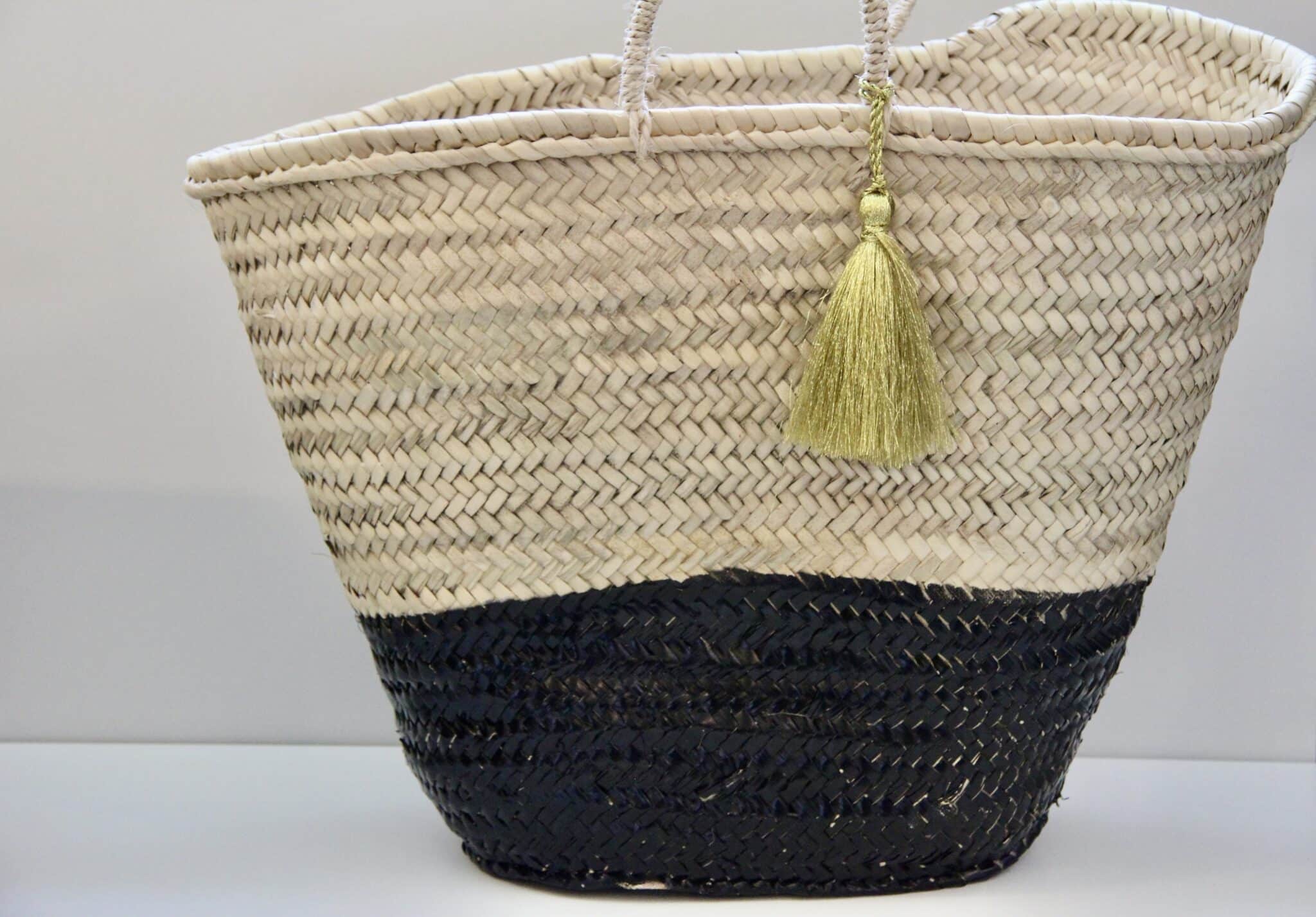 Opbevaringskurv/ taske -sort / natur med guld kvast 1 Opbevaringskurv/ taske -sort / natur med guld kvast