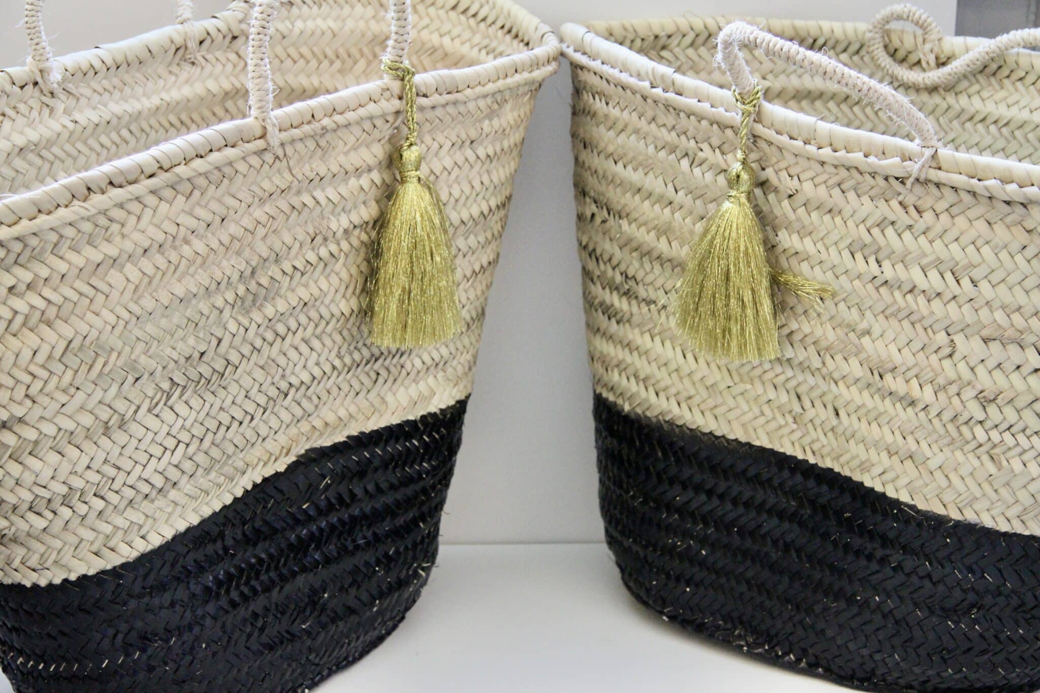 Opbevaringskurv/ taske -sort / natur med guld kvast 3 Opbevaringskurv/ taske -sort / natur med guld kvast - Image 3