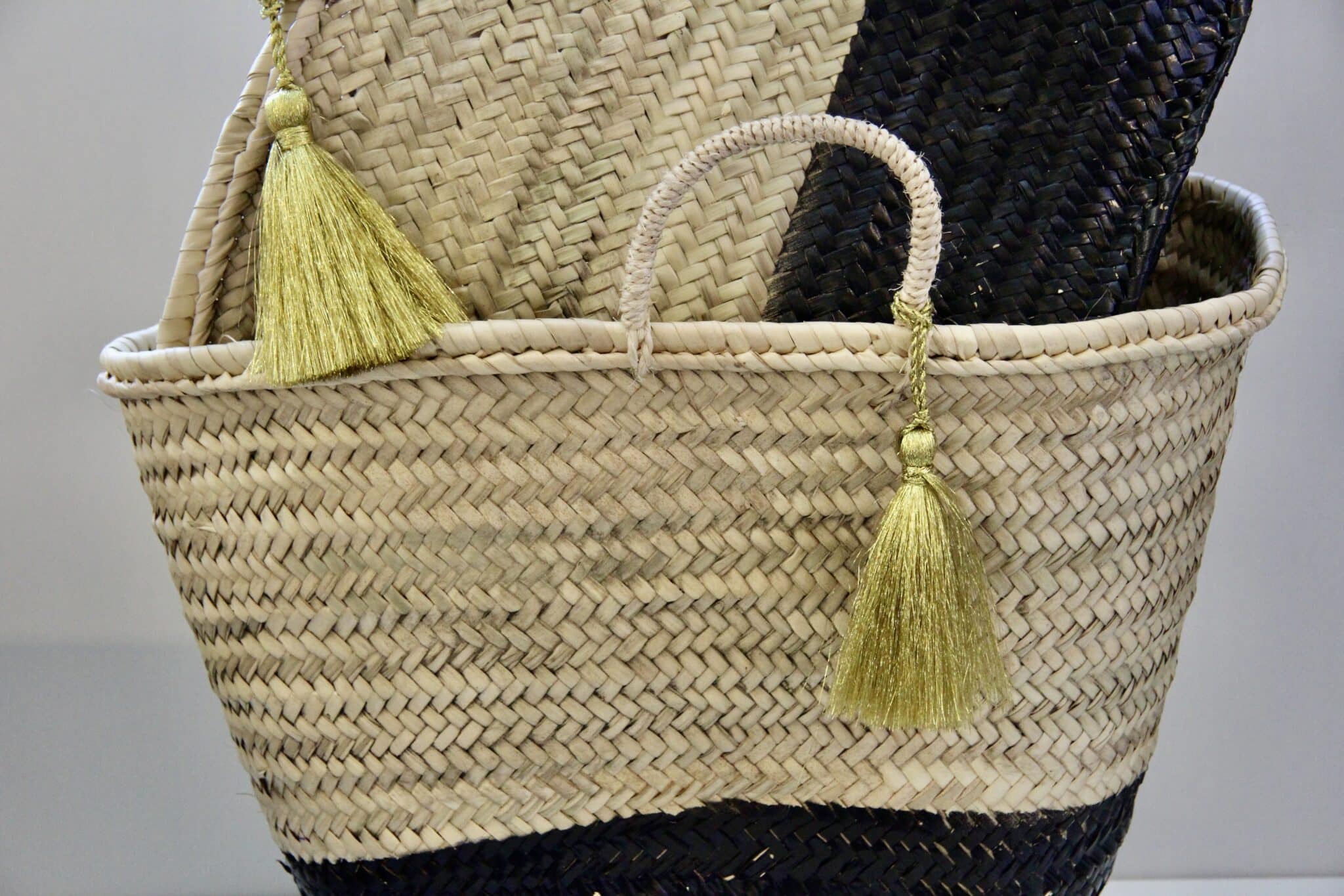 Opbevaringskurv/ taske -sort / natur med guld kvast 2 Opbevaringskurv/ taske -sort / natur med guld kvast - Image 2