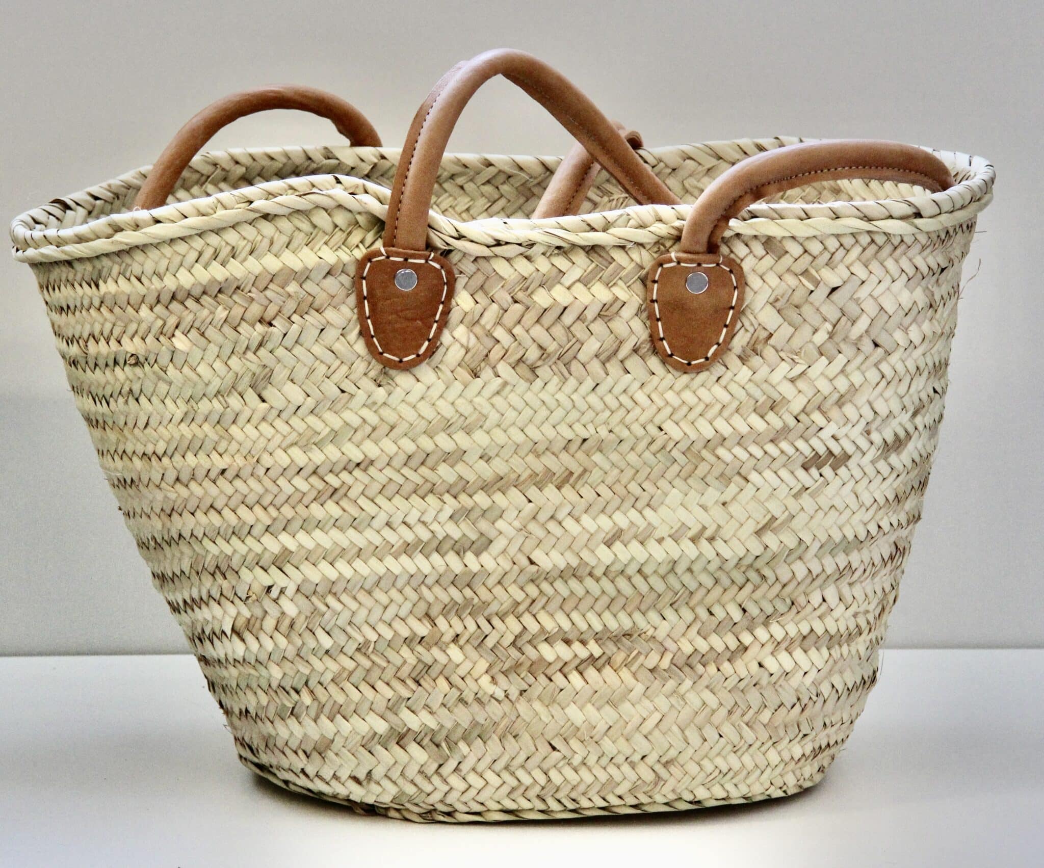 Kurvetaske med lang læderrem 1 Kurvetaske med lang læderrem