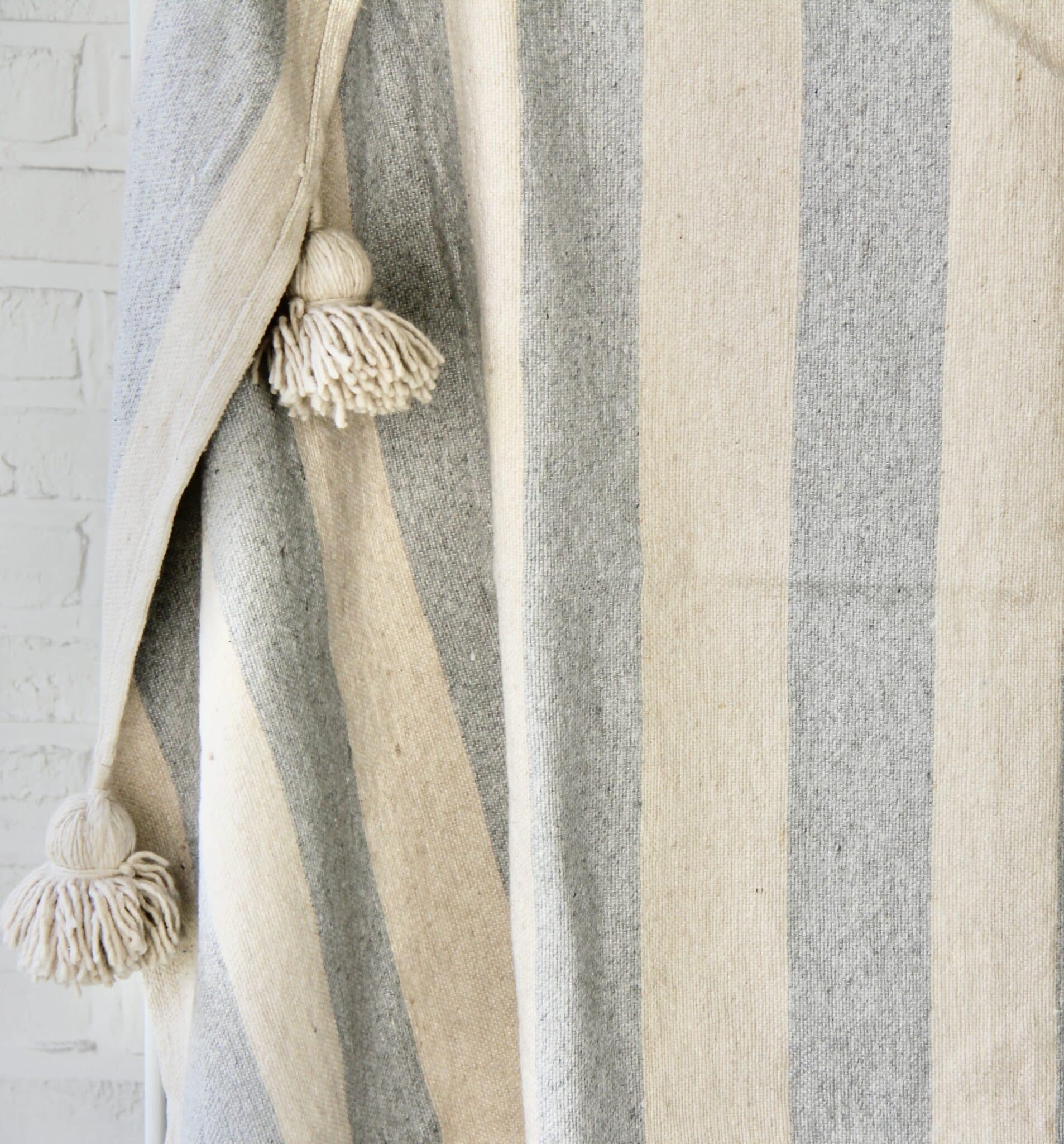 Marokkansk pom pom plaid - grå / creme stribet 140 x 150 cm 2 Marokkansk pom pom plaid - grå / creme stribet 140 x 150 cm - Image 2