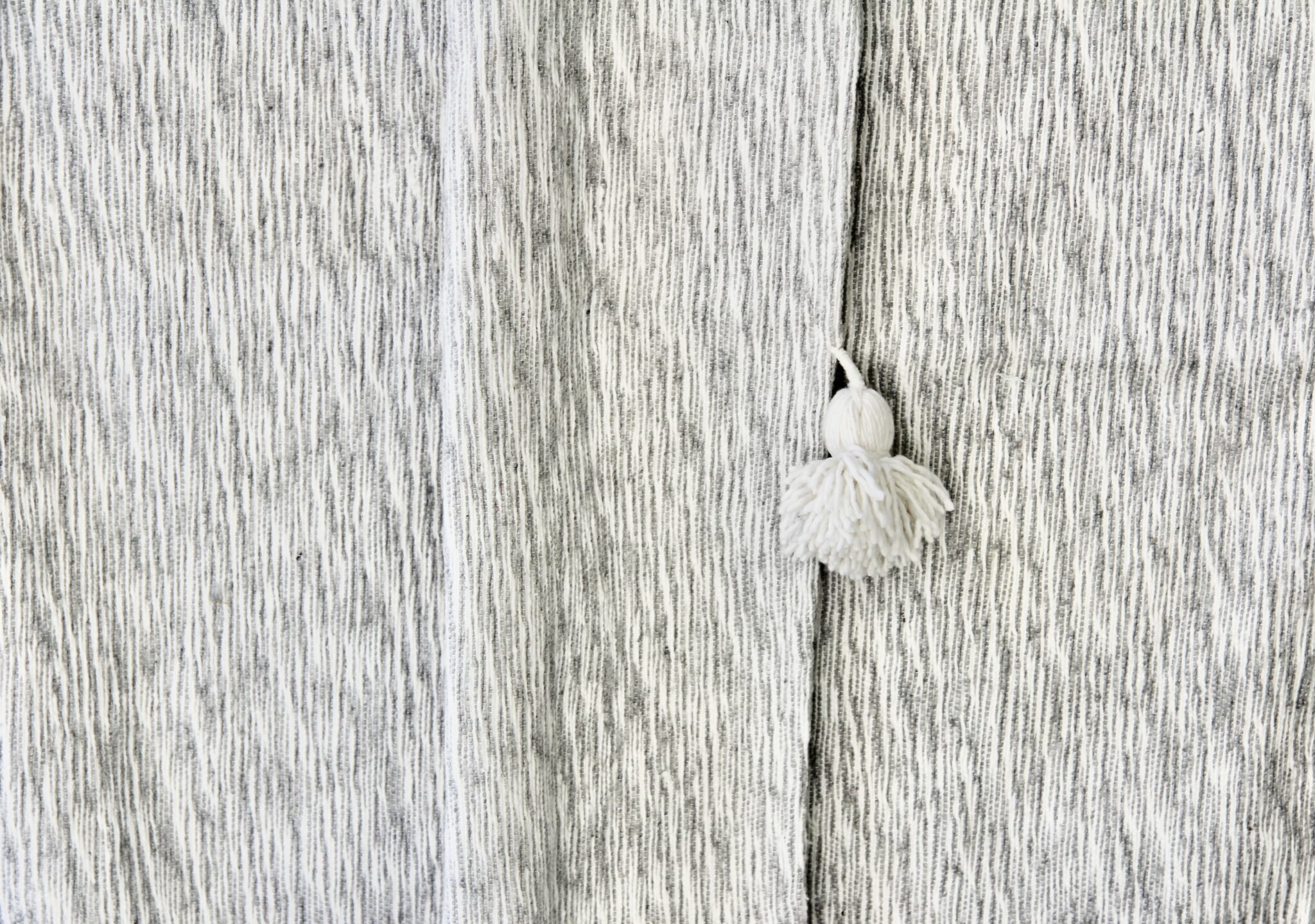 Marokkansk pom pom plaid - Grå / Beige 150 x 150 cm 2 Marokkansk pom pom plaid - Grå / Beige 150 x 150 cm - Image 2