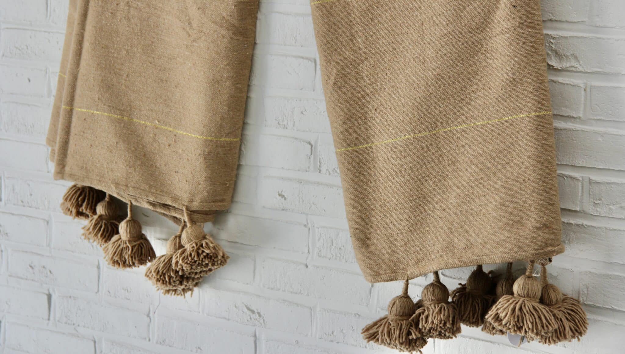 Marokkansk pom pom tæppe - mørk sand 220 x 265 cm 2 Marokkansk pom pom tæppe - mørk sand 220 x 265 cm - Image 2