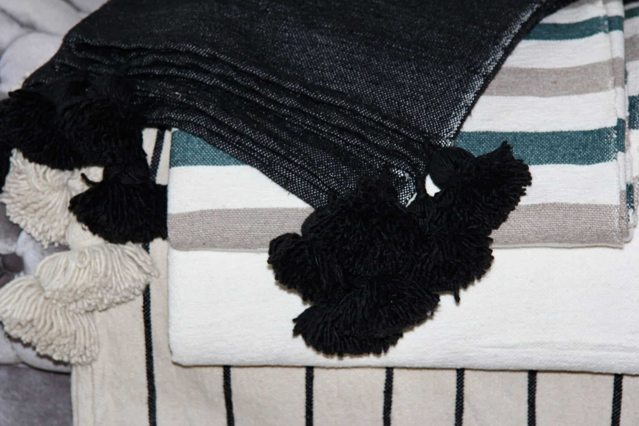 Marokkansk pom pom tæppe - sort 148 x 175 cm 2 Marokkansk pom pom tæppe - sort 148 x 175 cm - Image 2