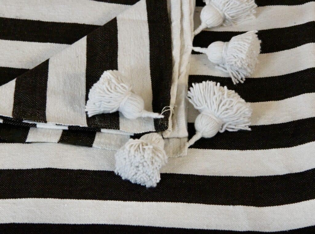 Marokkansk pom pom tæppe – brun