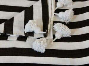 Autentisk håndværk fra Marokko I rene linjer fra skandinavien 6 Marokkansk pom pom tæppe – brun