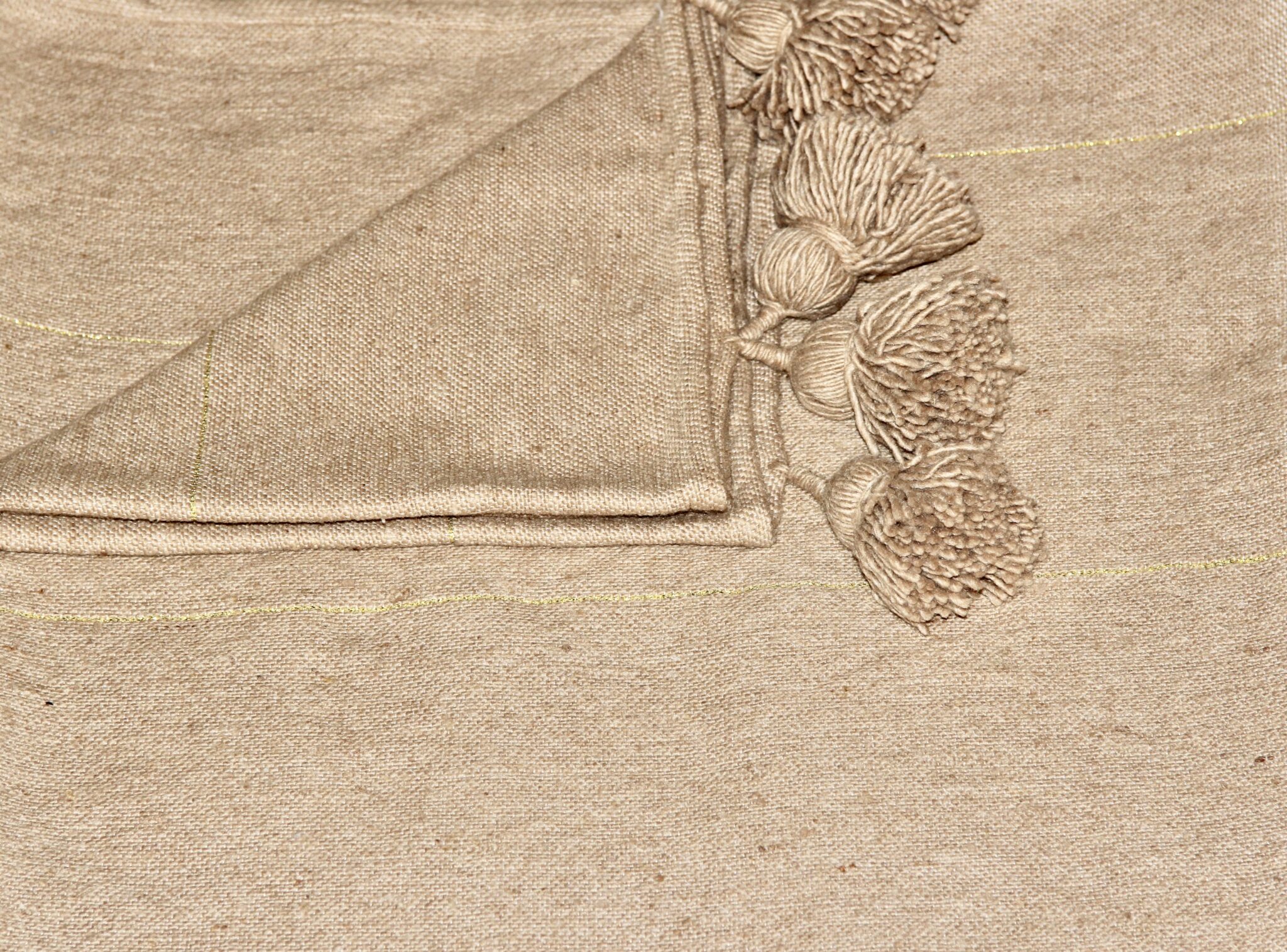 Marokkansk pom pom tæppe - mørk sand 220 x 265 cm 1 Marokkansk pom pom tæppe - mørk sand 220 x 265 cm