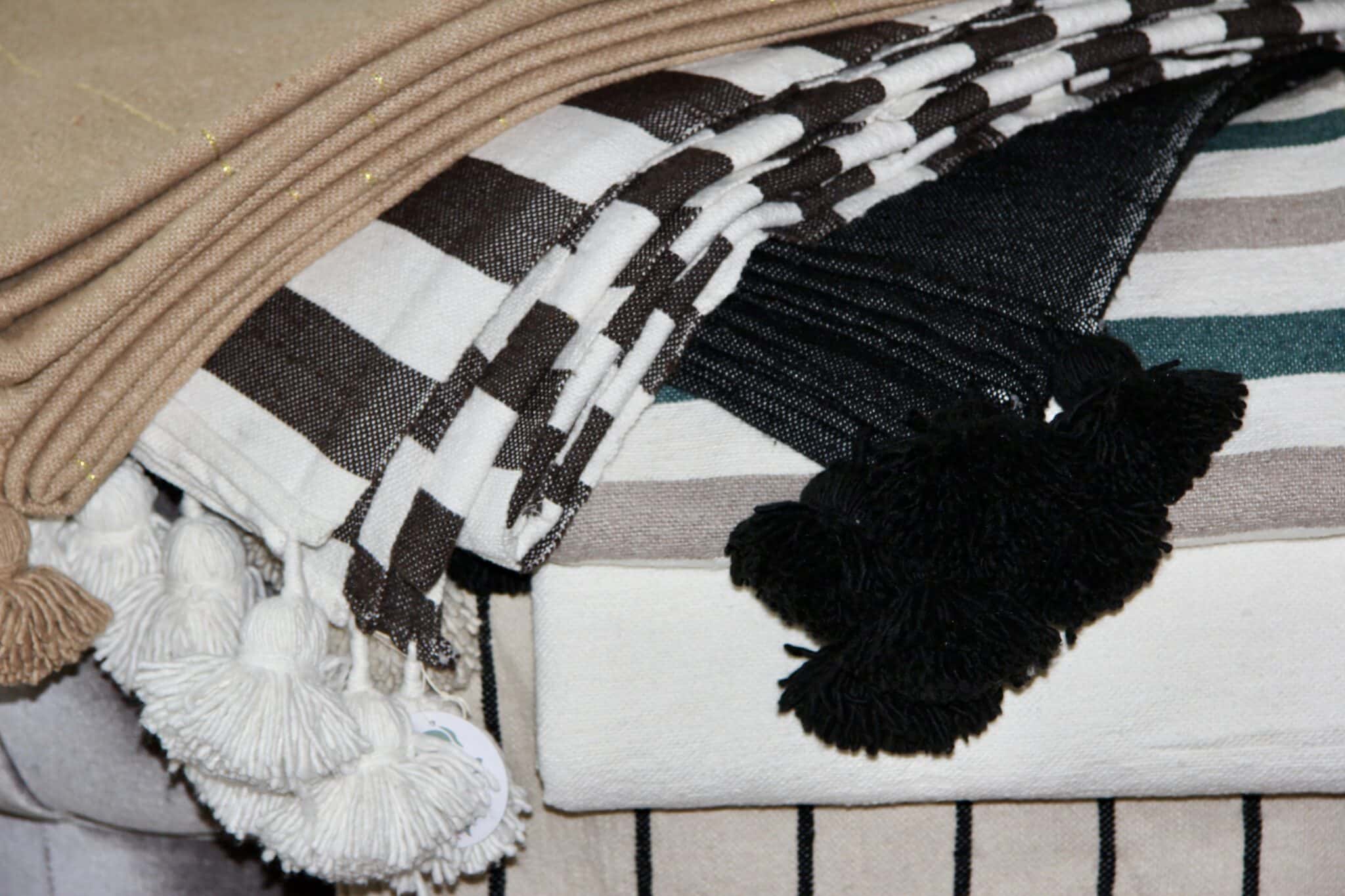 Marokkansk pom pom tæppe - sort 148 x 175 cm 4 Marokkansk pom pom tæppe - sort 148 x 175 cm - Image 4