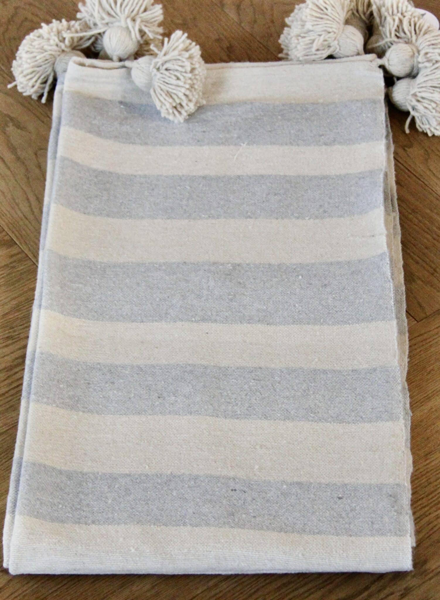 Marokkansk pom pom plaid - grå / creme stribet 140 x 150 cm 3 Marokkansk pom pom plaid - grå / creme stribet 140 x 150 cm - Image 3