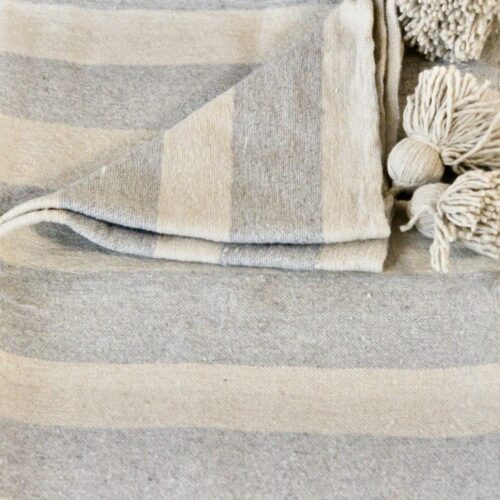 Marokkansk pom pom plaid - grå / creme stribet 140 x 150 cm
