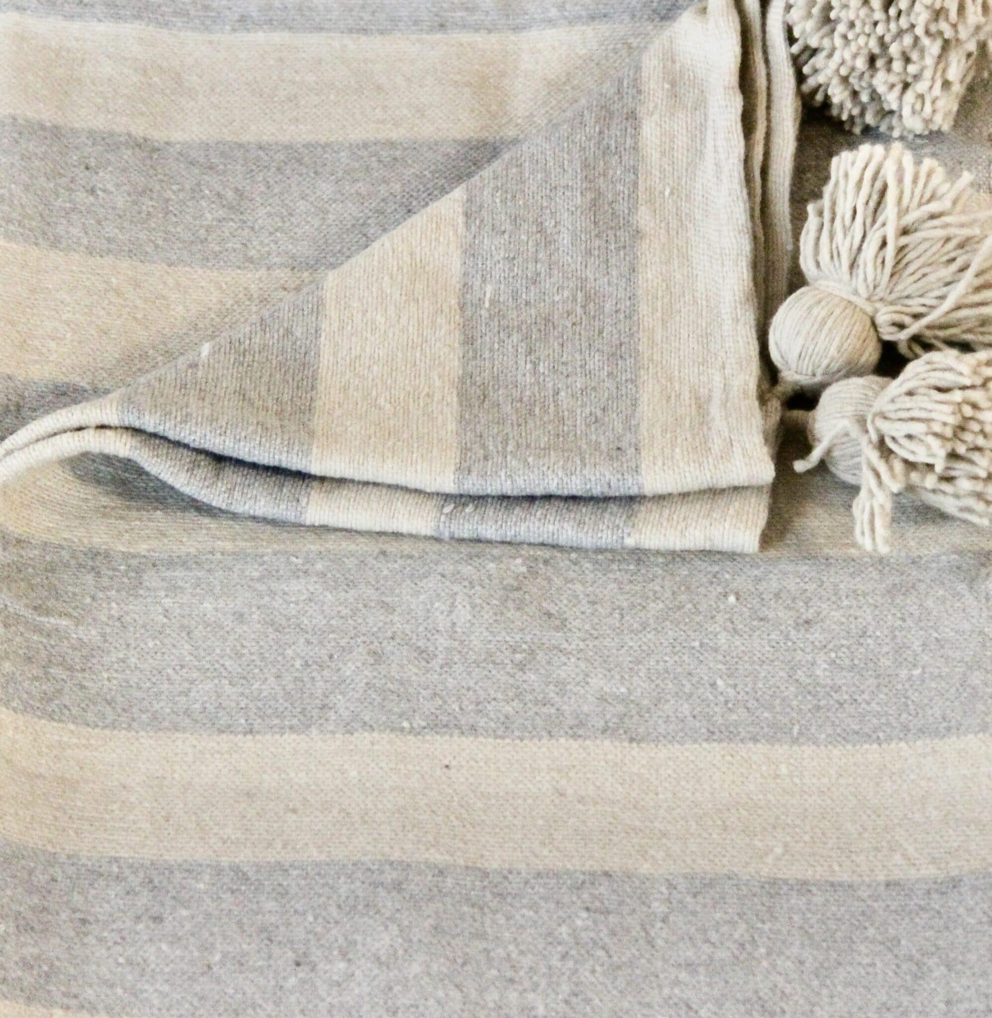 Marokkansk pom pom plaid - grå / creme stribet 140 x 150 cm 1 Marokkansk pom pom plaid - grå / creme stribet 140 x 150 cm