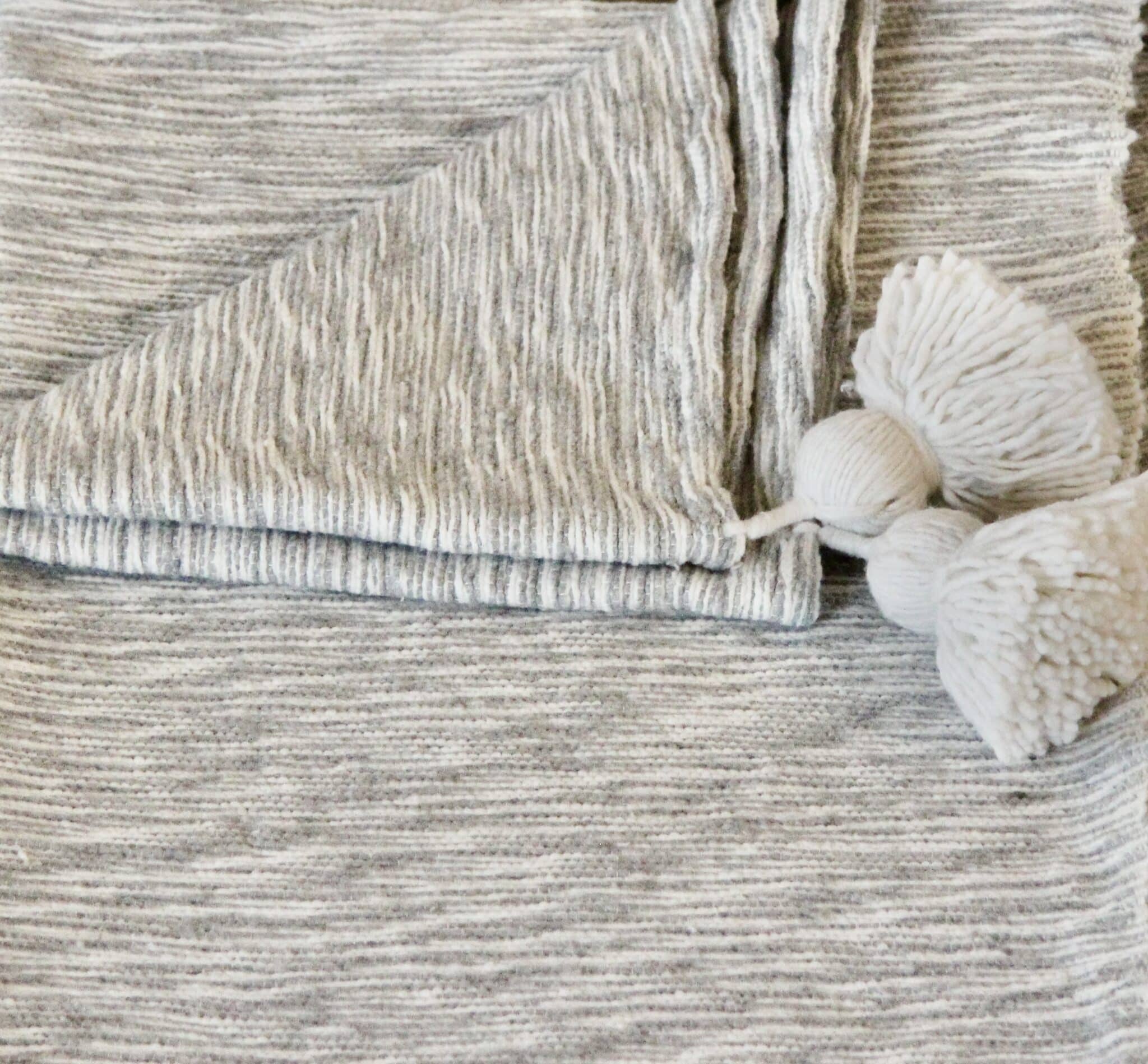 Marokkansk pom pom plaid - Grå / Beige 150 x 150 cm 1 Marokkansk pom pom plaid - Grå / Beige 150 x 150 cm