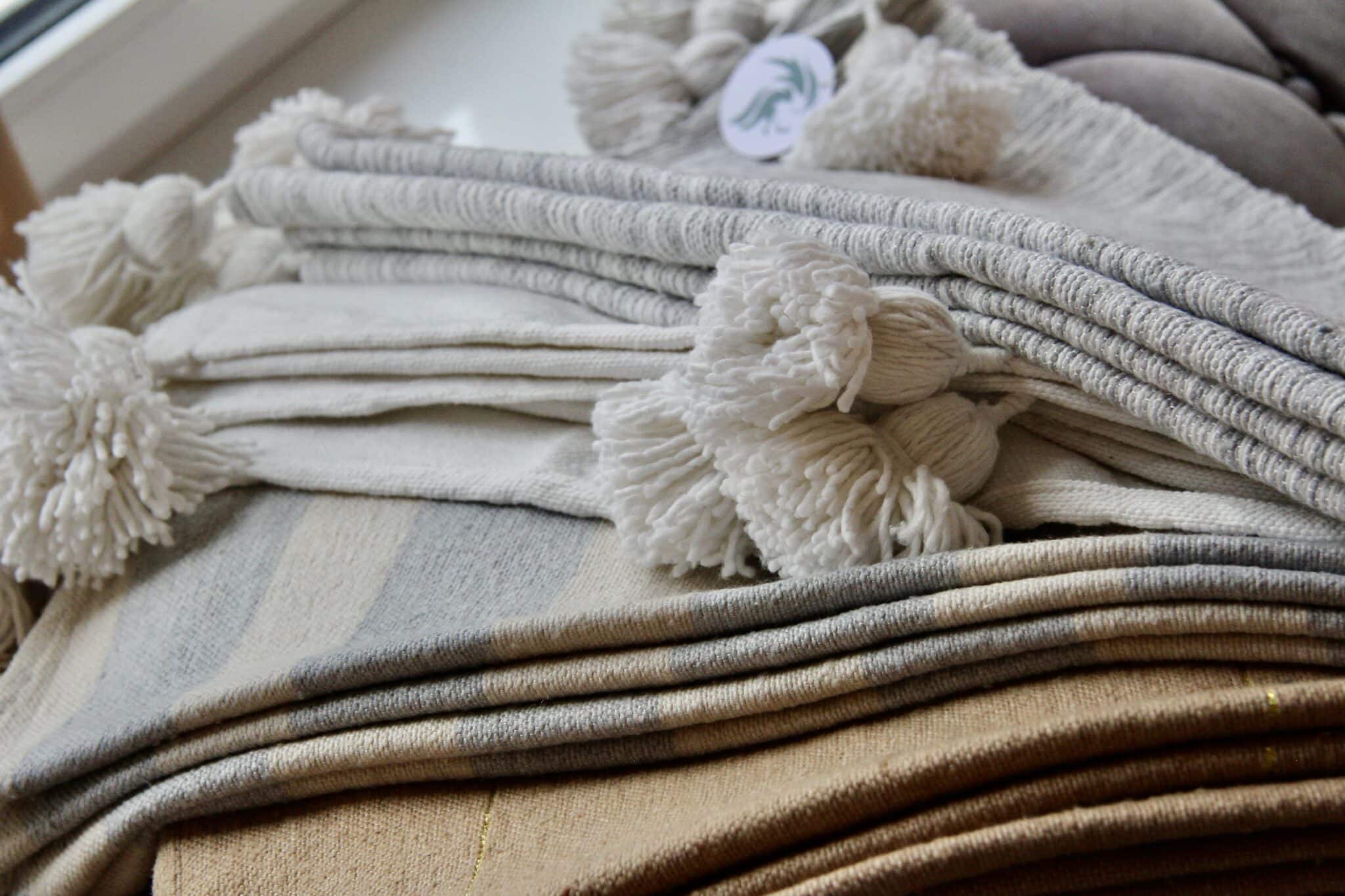 Marokkansk pom pom plaid - grå / creme stribet 140 x 150 cm 4 Marokkansk pom pom plaid - grå / creme stribet 140 x 150 cm - Image 4